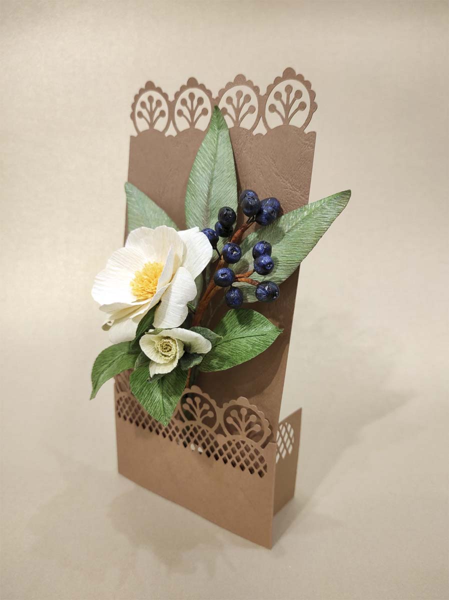 Vadrózsa bogyókkal barna lapon