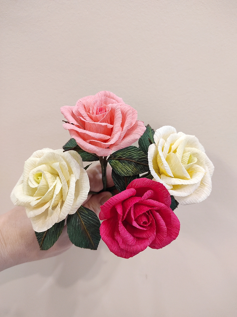 Apró rózsák különböző színben