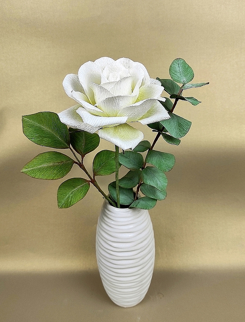 Fehér rózsa zölddel