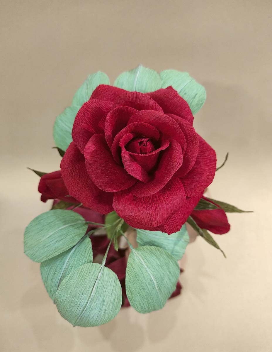 Vörös papírrózsa