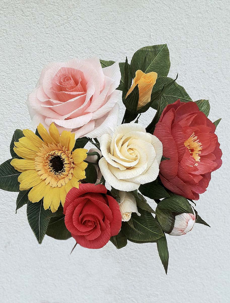 Közepes csokor vegyes papírvirágokkal