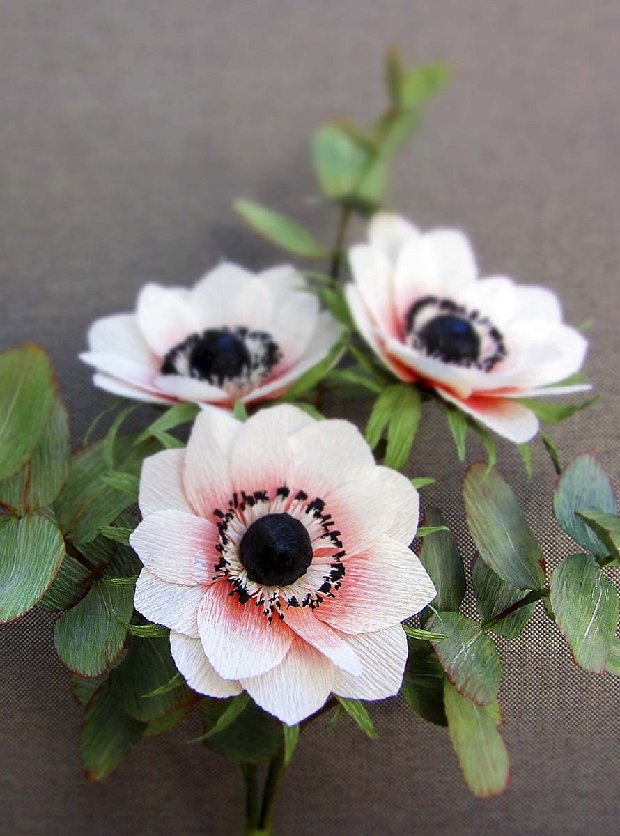 Fehér szellőrózsa kiscsokor zölddel