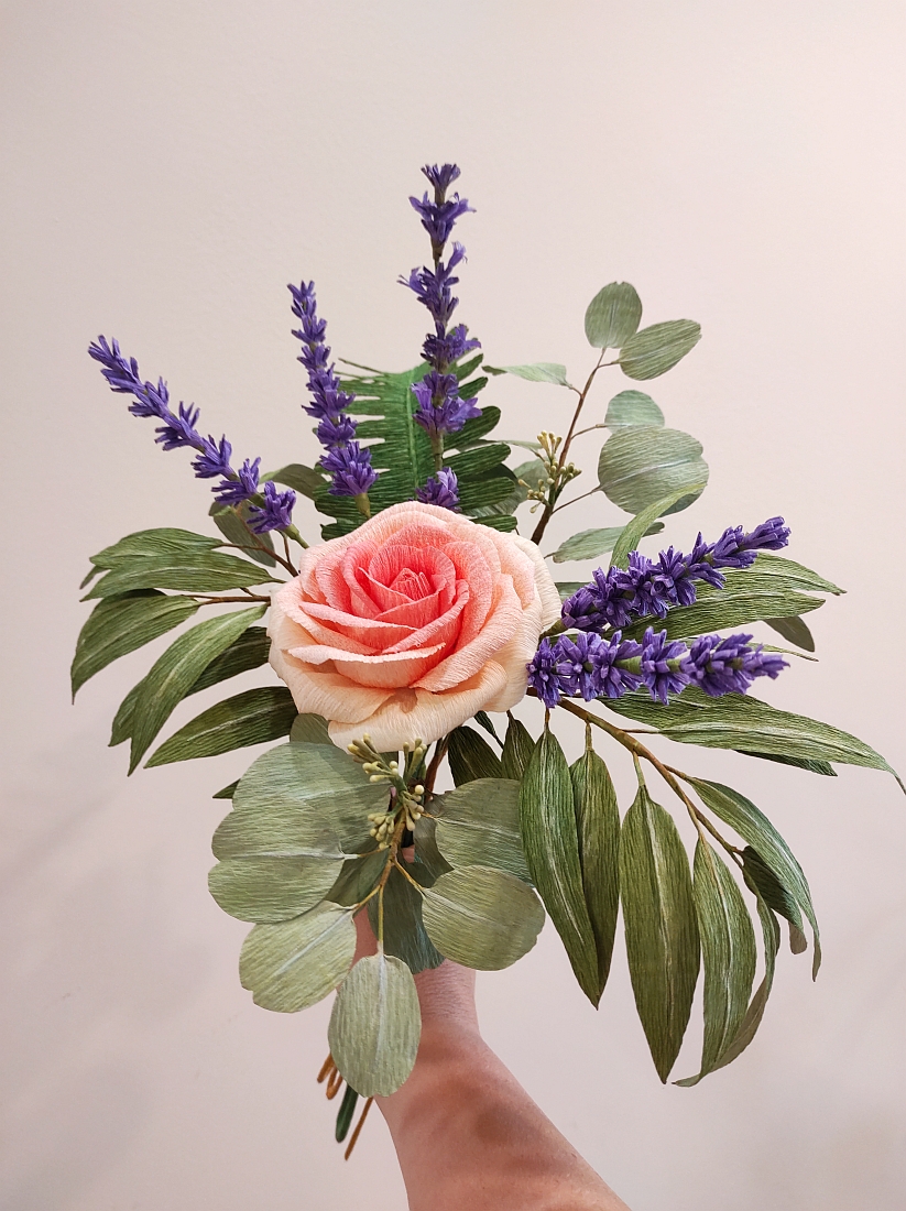 Rózsa levendulával, zölddel kiscsokor