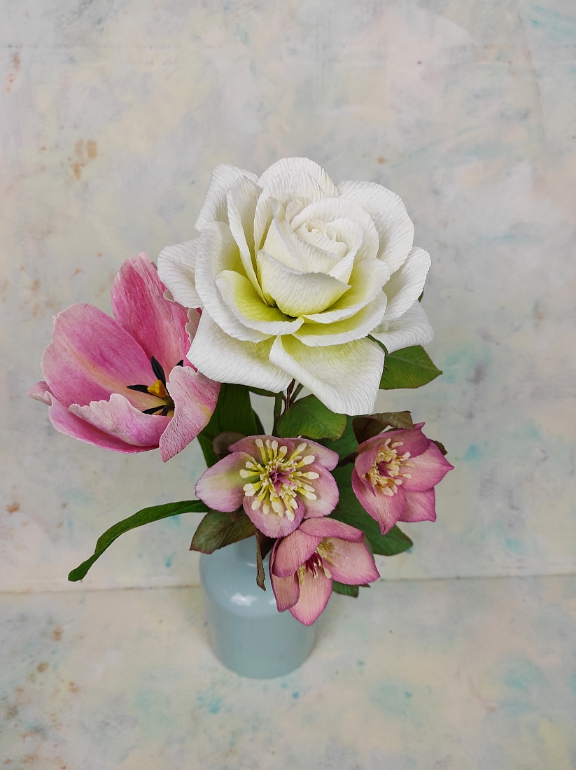 Pasztellrózsaszín és fehér elegancia (rózsa, tulipán, hunyor) csokrocska