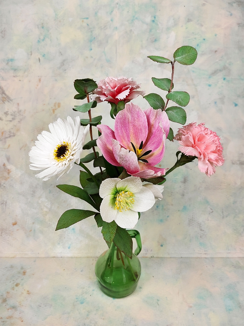 Szegfű, tulipán, gerbera, hunyor kisebb csokor