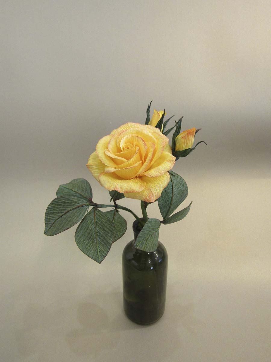 Papír rózsa bimbókkal, kis asztali dekoráció