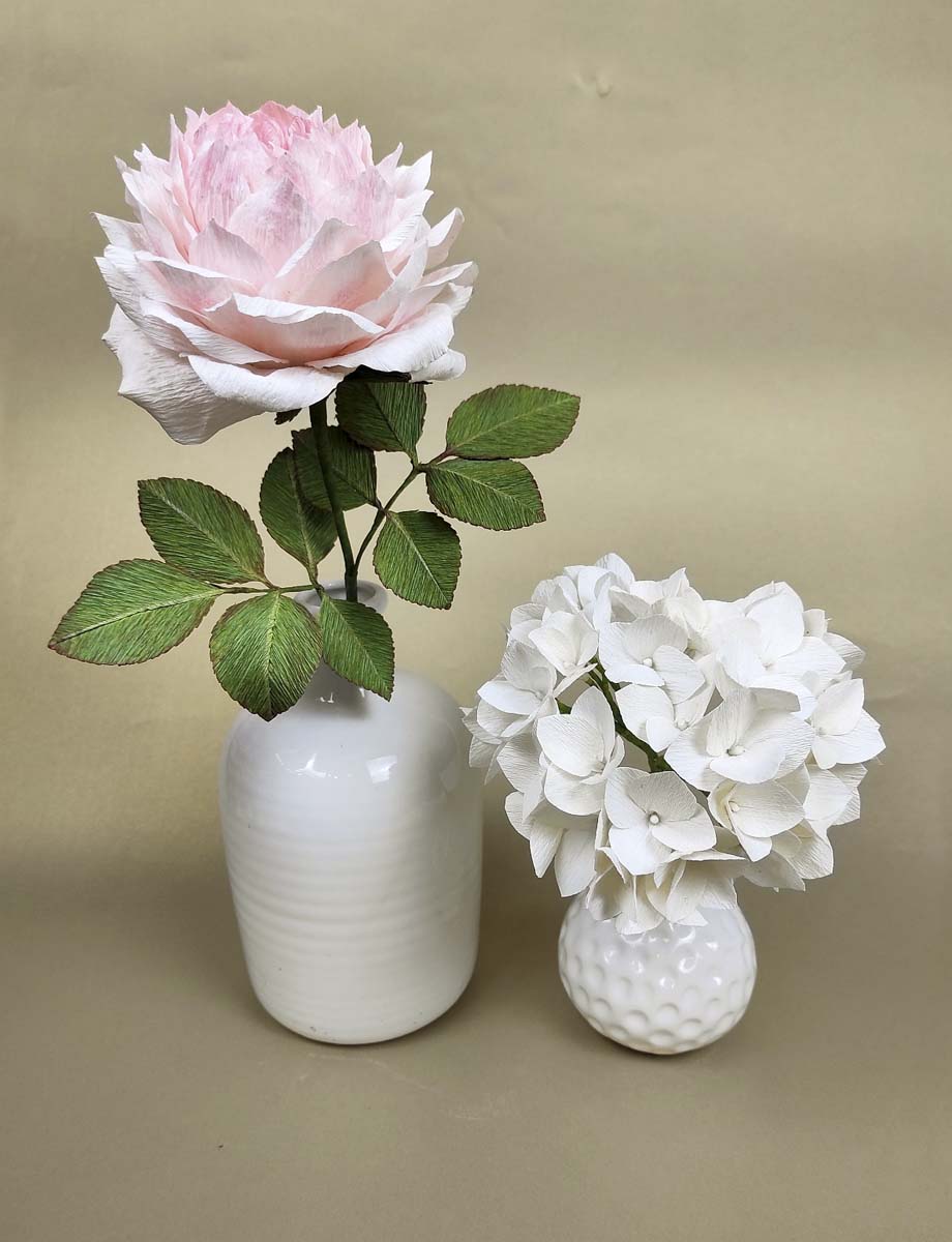 Esküvői asztali kis dekor rózsával és hortenziával