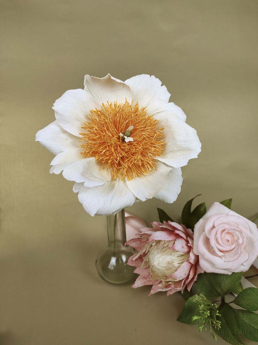 Virág elegancia (fehér bazsarózsa, tearózsa és király protea)