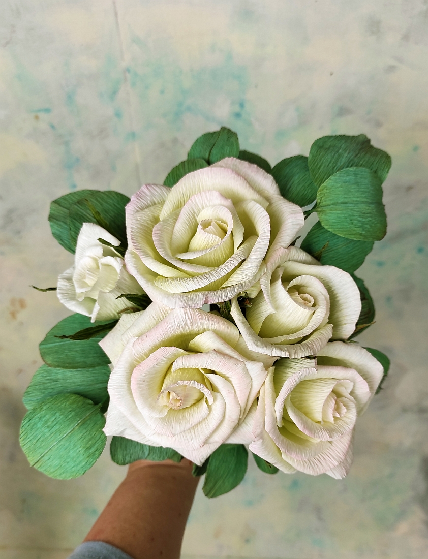 Kis fehér rózsacsokor silver dollar eukaliptusszal