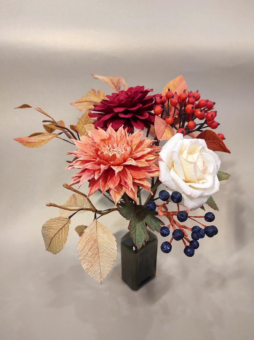 Krizantémok rózsával és csokor bogyósokkal, őszi dekor