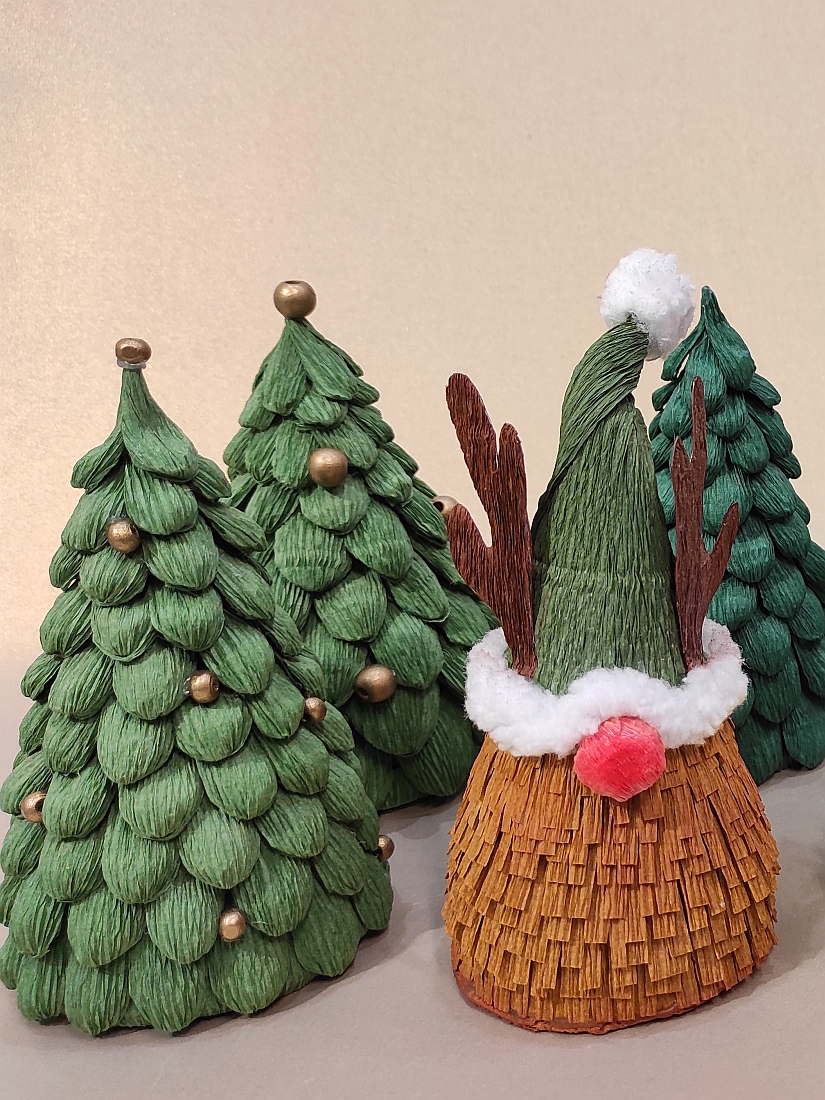 Rénszarvas manó és karácsonyfák