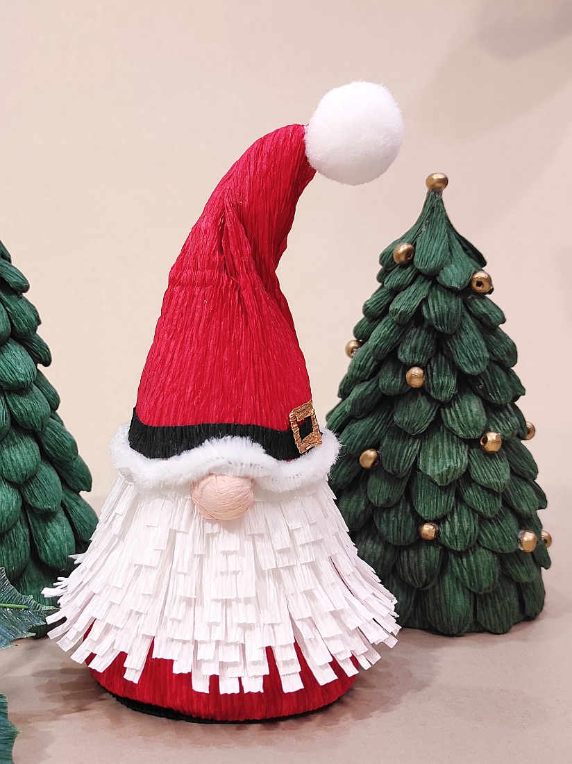 Mikulás manó és karácsonyfák